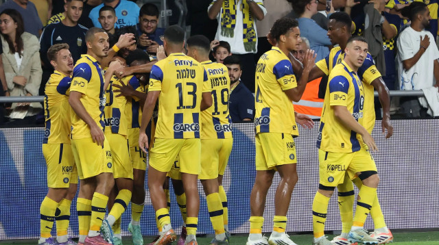 שחקני מכבי תל אביב חוגגים (צילום: דני מרון)