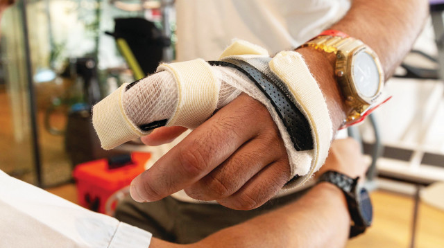 פצוע צה"ל במחלקת השיקום (צילום: ניר קידר)