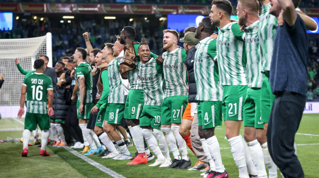 שחקני מכבי חיפה חוגגים בעונת 2023/24 (צילום: מאור אלקסלסי)