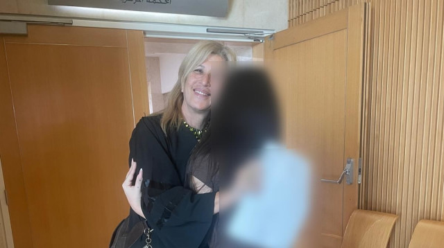 ד' (עם הגב למצלמה) ועורכת הדין רוני סדובניק אלוני בבית המשפט (צילום: אלכס מורוזוב)