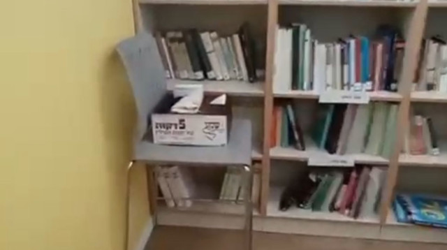 עמדת התפילין אשר פונתה בבית הספר בפתח תקווה (צילום: באדיבות המצלם)