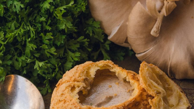 תלפיות - מרק קרם פטריות בתוך פחזנייה (צילום: משה לוין)