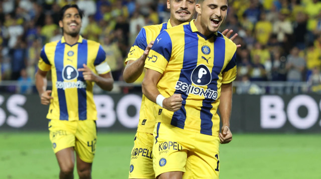 אלעד מדמון שחקן מכבי תל אביב חוגג שער, מאחוריו סייד אבו פרחי (צילום: דני מרון)