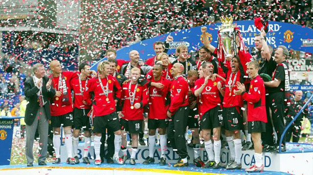 שחקני מנצ'סטר יונייטד חוגגים את הזכייה באליפות 2002/3 (צילום: Richard Sellers/Allstar)