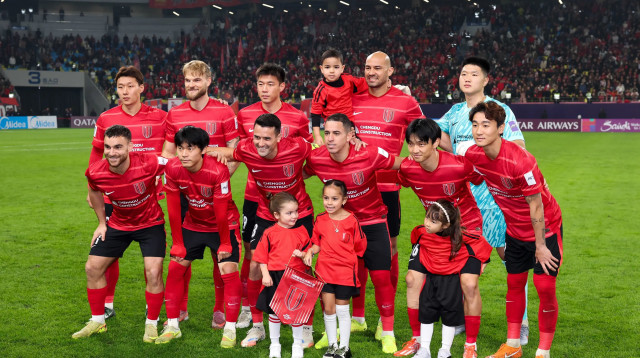 שחקני צ'נגדו רונגצ'נג, יהב גורפינקל כורע משמאל (צילום: GettyImages, Zhizhao Wu)