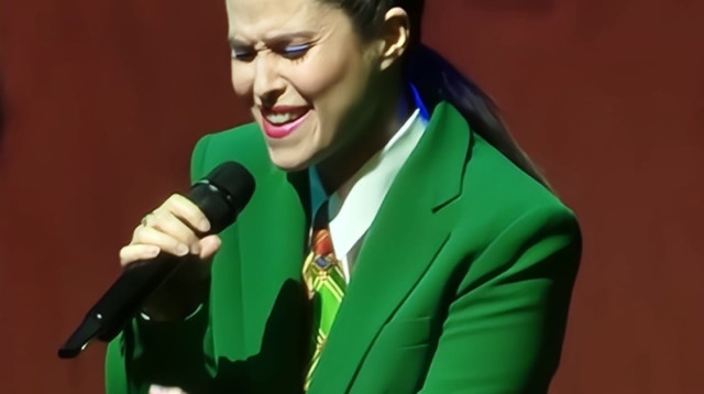 יערה קידר מרצה על אייקון האופנה דייויד בואי  בליווי סולני האופרה הישראלית (צילום: יחצ)