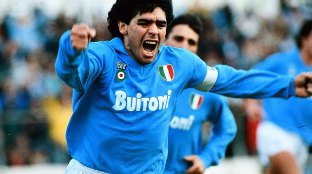 דייגו מראדונה חוגג בימיו בנאפולי (צילום: Etsuo Hara)