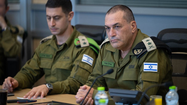 הרמטכ"ל אייל זמיר צופה במבצע "מגן עוז" (צילום: דובר צהל)