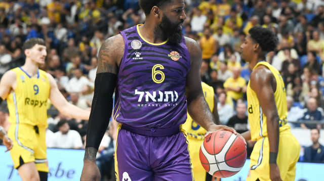 שחקן הפועל חולון חסן מרטין (צילום: ברני ארדוב)