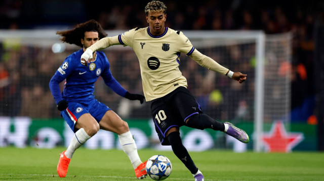 לאמין ימאל שחקן ברצלונה לפני מארק קוקורייה שחקן צ'לסי (צילום: רויטרס)