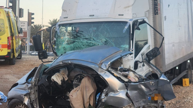 זירת התאונה סמוך לצומת אלמוג (צילום: כבאות והצלה מחוז יו"ש)