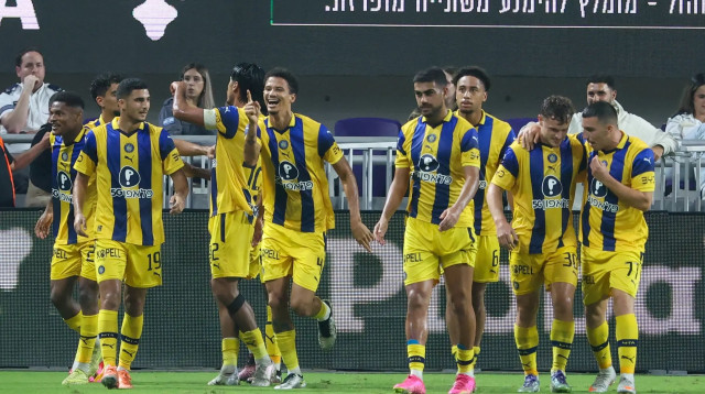 שחקני מכבי תל אביב חוגגים (צילום: דני מרון)