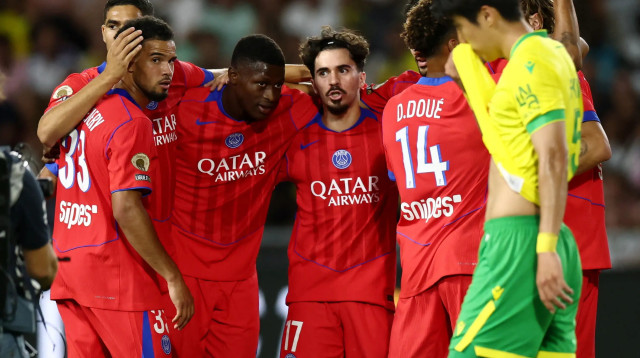 שחקני פריז סן ז'רמן חוגגים עם ויטיניה (צילום: רויטרס)