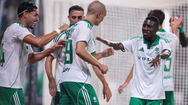 שחקני מכבי חיפה חוגגים עם ג'ורג'ה יובאנוביץ' (צילום: מאור אלקסלסי)