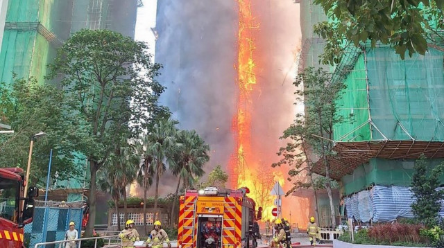 שריפה בבניין מגורים בהונג קונג, סין (צילום: רשתות חברתיות)