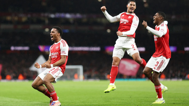 יוריאן טימבר חוגג עם שחקני ארסנל (צילום: GettyImages)