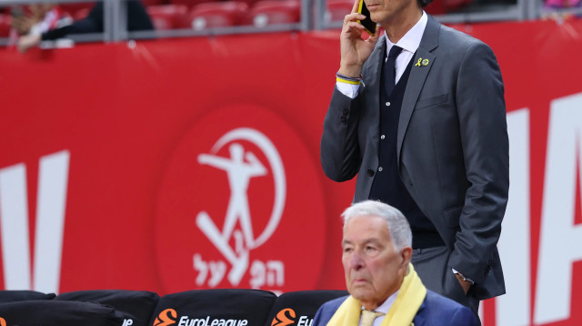 קלאודיו קולדבלה, מנהל מקצועי מכבי תל אביב עם שמעון מזרחי (צילום: אודי ציטיאט)