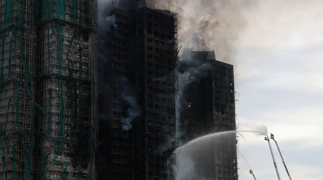 נזק עצום לבניינים שנפגעו בשרפה בהונג קונג (צילום: רויטרס)