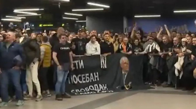 אוהדי פרטיזן בלגרד מחכים לחזרת המאמן ז'ליקו אוברדוביץ' (צילום: צילום מסך, .)