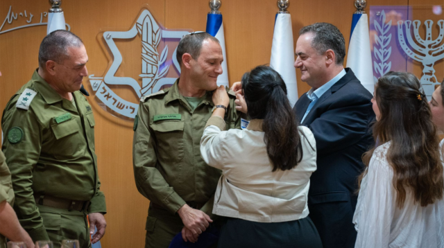 אייל זמיר וישראל כ"ץ בהענקת הדרגות לפצ"ר החדש איתי אופיר" (צילום: דובר צהל)