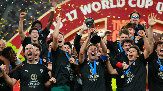 שחקני נבחרת פורטוגל עד גיל 17 חוגגים זכייה במונדיאל הנערים (צילום: GettyImages, KARIM JAAFAR/AFP)