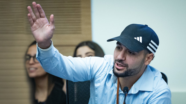 פעיל הימין מרדכי דוד בוועדה לביטחון לאומי, 24.11.25 (צילום: חיים גולדברג, פלאש 90)