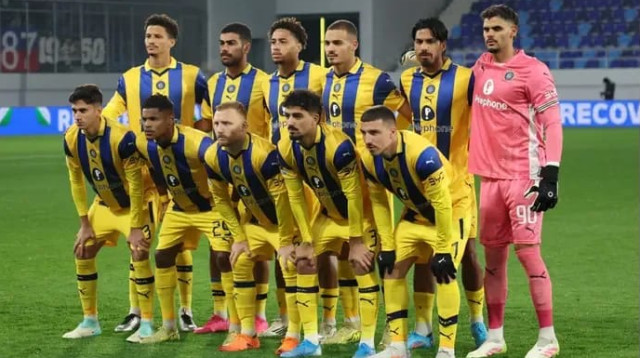 שחקני מכבי תל אביב לפני המשחק מול ליון (צילום: רויטרס)