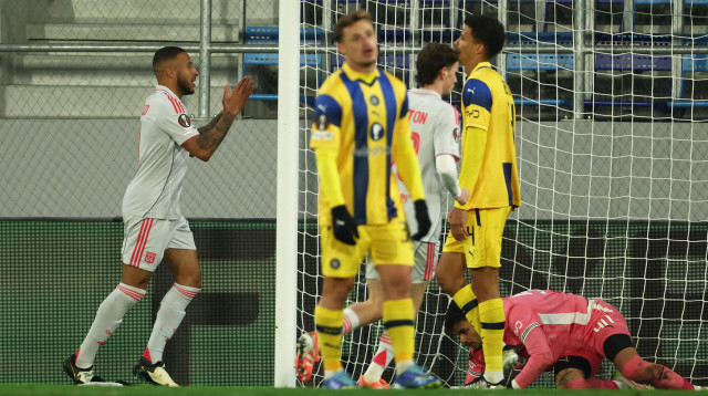 קורנטן טוליסו שחקן ליון חוגג מול שחקני מכבי תל אביב המאוכזבים (צילום: רויטרס)