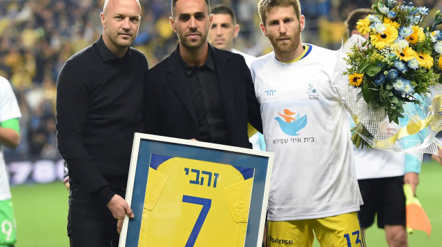 שחקן מכבי תל אביב שרן ייני, ג'ורדי קרויף, ערן זהבי (צילום: ברני ארדוב)