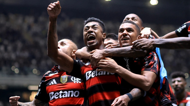 שחקני פלמנגו חוגגים עם ברונו הנריקה (צילום: רויטרס)