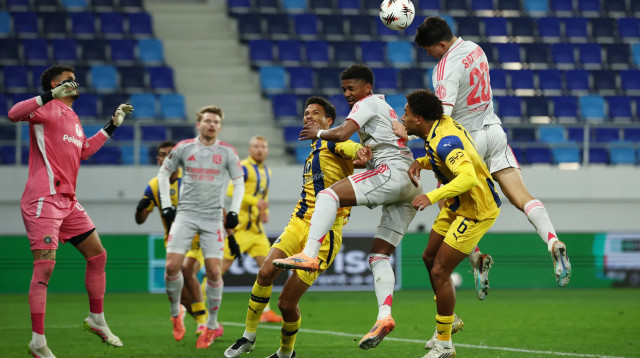 מרטין סטריאנו שחקן ליון נוגח מעל טייריס אסנטה שחקן מכבי תל אביב (צילום: רויטרס)