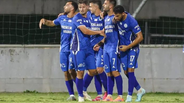 הגיעה להם לפחות נקודה. שחקני עירוני טבריה חוגגים (צילום: קובי אליהו)