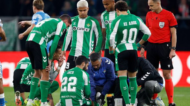 איסקו כאוב על הדשא אחרי התיקול עם אמרבט (צילום: Soccrates Images / Contributor)