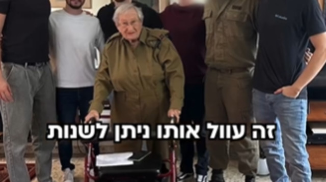 חנה כץ גוטמן עם הדרגות החדשות (צילום: דובר צה"ל)