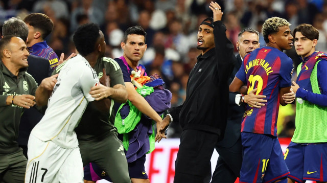 עימות בין שחקני ברצלונה לאמין ימאל, שחקן ריאל מדריד ויניסיוס (צילום: רויטרס)