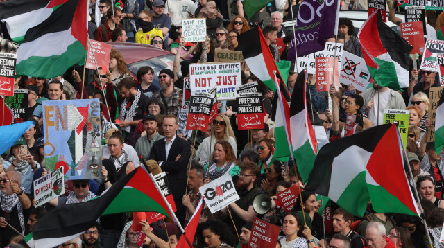 הנפת דגלי פלסטין בסקוטלנד (צילום: רויטרס)