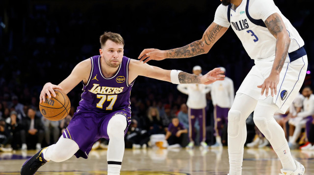 לוקה דונצ'יץ', לוס אנג'לס לייקרס לצד אנתוני דייויס, דאלאס מאבריקס (צילום: GettyImages)