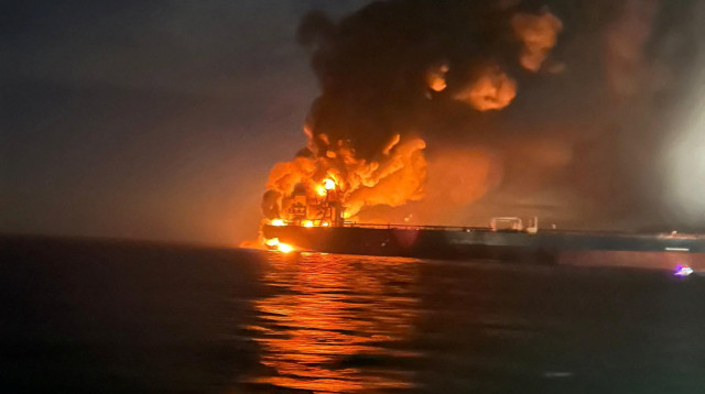 ספינה רוסית עולה באש בים השחור (צילום: רויטרס)