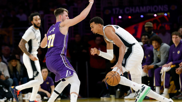 לוקה דונצ'יץ', לוס אנג'לס לייקרס לצד ויקטור וומבניאמה, סן אנטוניו ספרס (צילום: GettyImages)
