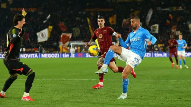 ההקפצה הספיקה לנקודה. לאונרדו ספינאצולה כובש (צילום: GettyImages, Paolo Bruno)