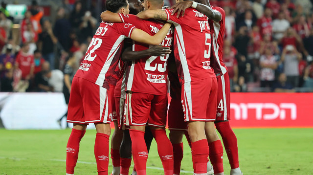 שחקני הפועל באר שבע חוגגים (צילום: אודי ציטיאט)