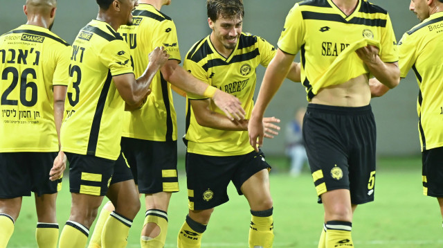 שחקני מכבי נתניה חוגגים עם עוז בילו (צילום: ברני ארדוב)