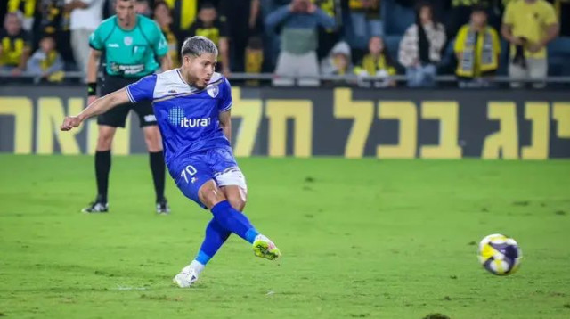 רק נחת אחרי 26 שעות טיסה. מרטינס (צילום: קובי אליהו)