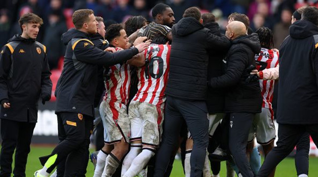 מהומה בין סטוק סיטי להאל סיטי (צילום: Nigel French - PA Images)