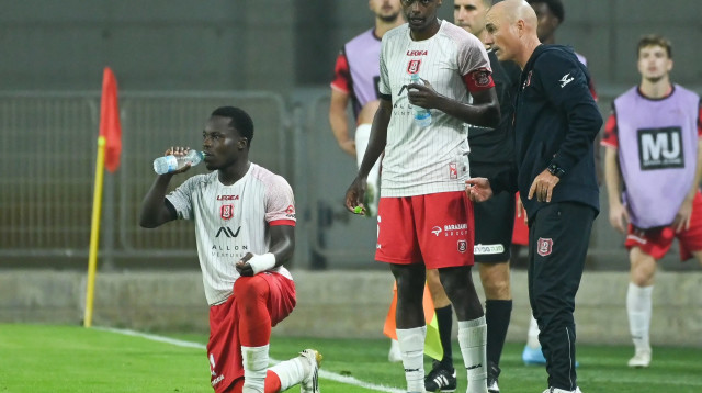 זיו אריה מאמן הפועל ירושלים עם אווקה אשטה, סדריק דון (צילום: ברני ארדוב)