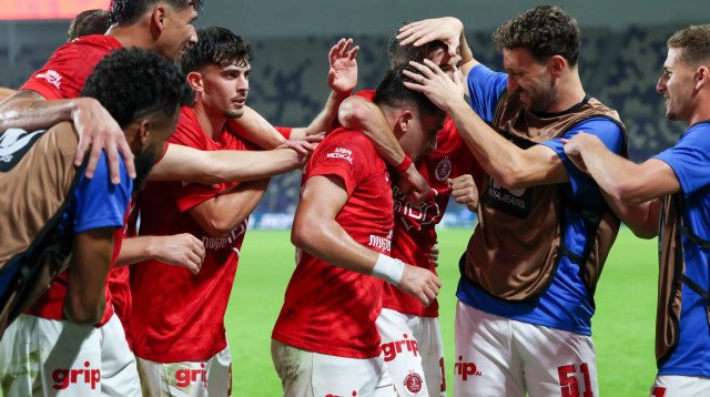 שחקני הפועל תל אביב חוגגים עם לויזוס לויזו (צילום: דני מרון)