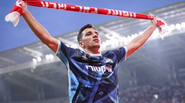 דן ביטון שחקן הפועל באר שבע חוגג שלושער (צילום: מאור אלקסלסי)