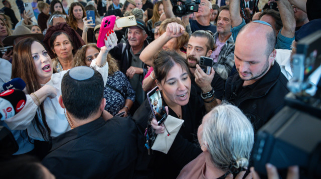 מהומה בבית המשפט העליון (צילום: Yonatan Sindel/Flash90)