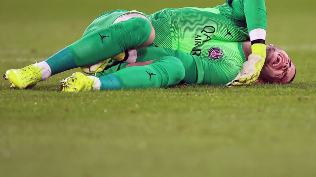 לוקא שבאלייה שוער פריז סן ז'רמן פצוע (צילום: GettyImages, VALERY HACHE/AFP)