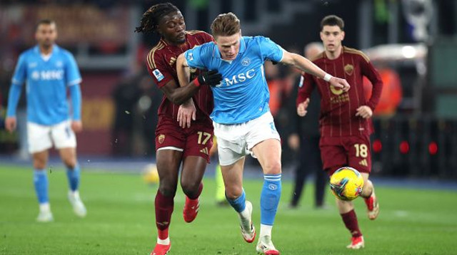 סקוט מקטומיניי מתגבר על מאנו קונה במפגש מהעונה שעברה בין נאפולי לרומא (צילום: Paolo Bruno)